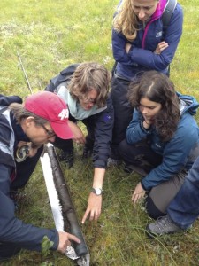 Stipendiater ute i felten for å ta kjeneprøver av en myr utenfor Nyksund